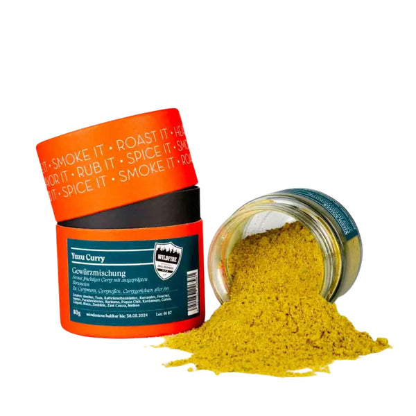 Rosenheimer Gewürzmühle Yuzu Curry 80 g, orange Dosen, leuchtend gelbes Currypulver ausgeschüttet