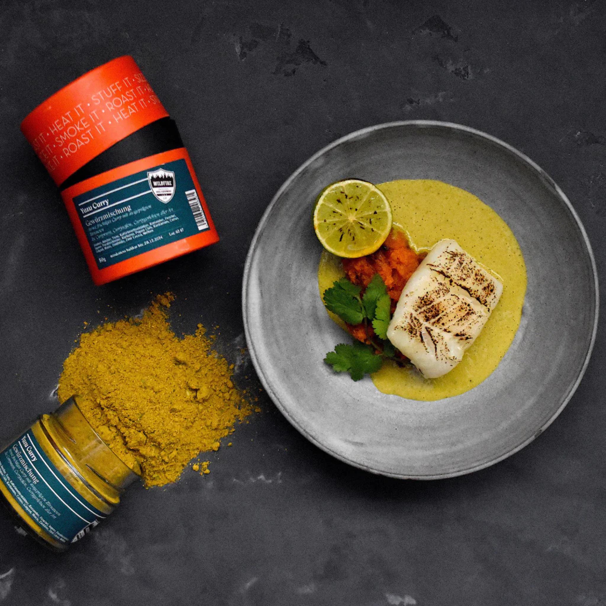 Weißes Fischfilet auf gelber Yuzu-Currysauce mit gegrillter Limette und Koriander, Yuzu Curry der Rosenheimer Gewürzmühle