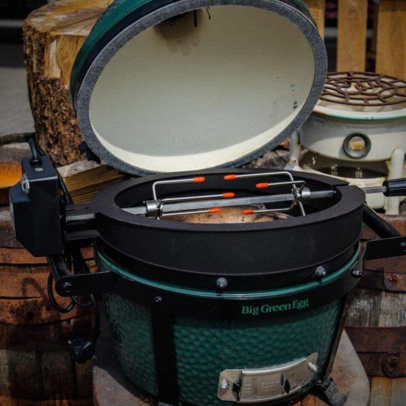 The Spit on Fire Compact 16 Zoll am Big Green Egg Minimax montiert, Drehspieß mit Motor über geöffnetem Keramikgrill