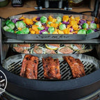 The Spit on Fire Karussell im Big Green Egg mit Rosenkohl und Kürbis im Korb, Lachsfilets und Spareribs auf dem Grill