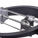 The Spit on Fire Spieß-Set mit Edelstahl-Halteplatten und parallelen Spießen, montiert im schwarzen Rotisserie-Ring