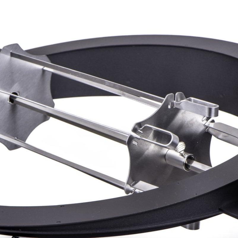 The Spit on Fire Spieß-Set mit Edelstahl-Halteplatten und parallelen Spießen, montiert im schwarzen Rotisserie-Ring