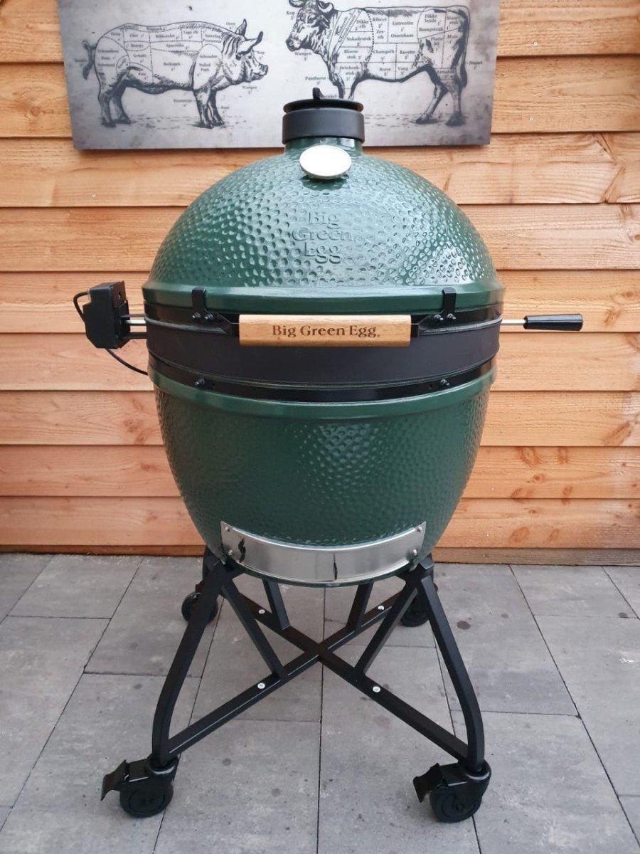 The Spit on Fire XL Summit 26 Zoll am grünen Big Green Egg Large montiert, Drehspieß durch den geschlossenen Keramikgrill