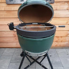 The Spit on Fire XL Summit 26 Zoll am geöffneten Big Green Egg, Rotisserie-Ring mit Spieß und Motor im Keramikgrill