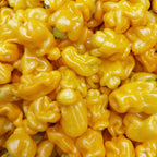 Nahaufnahme vieler gelber Madame-Jeanette-Chilischoten – die Basis für Tomasu Sambal