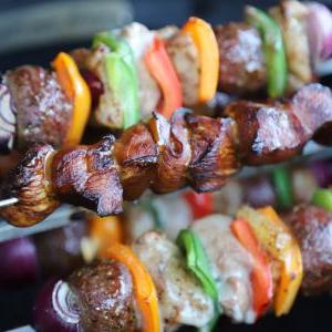 Serviervorschlag: gegrillte Fleisch- und Gemüsespieße, verfeinert mit Tomasu Sweet Spicy Sojasauce