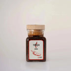 Tomasu Sambal 165 g, Glas mit Holzdeckel und weißem Etikett vor hellem Hintergrund