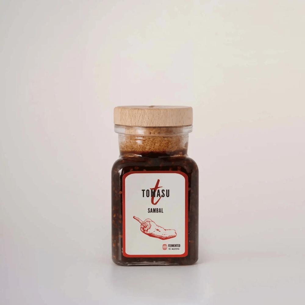 Tomasu Sambal 165 g, Glas mit weißem Etikett freigestellt vor hellem Hintergrund