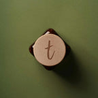 Holzdeckel mit Tomasu „T“-Logo, das für handgebraute Qualität und authentische Fermentation steht. Jetzt bei Miori entdecken