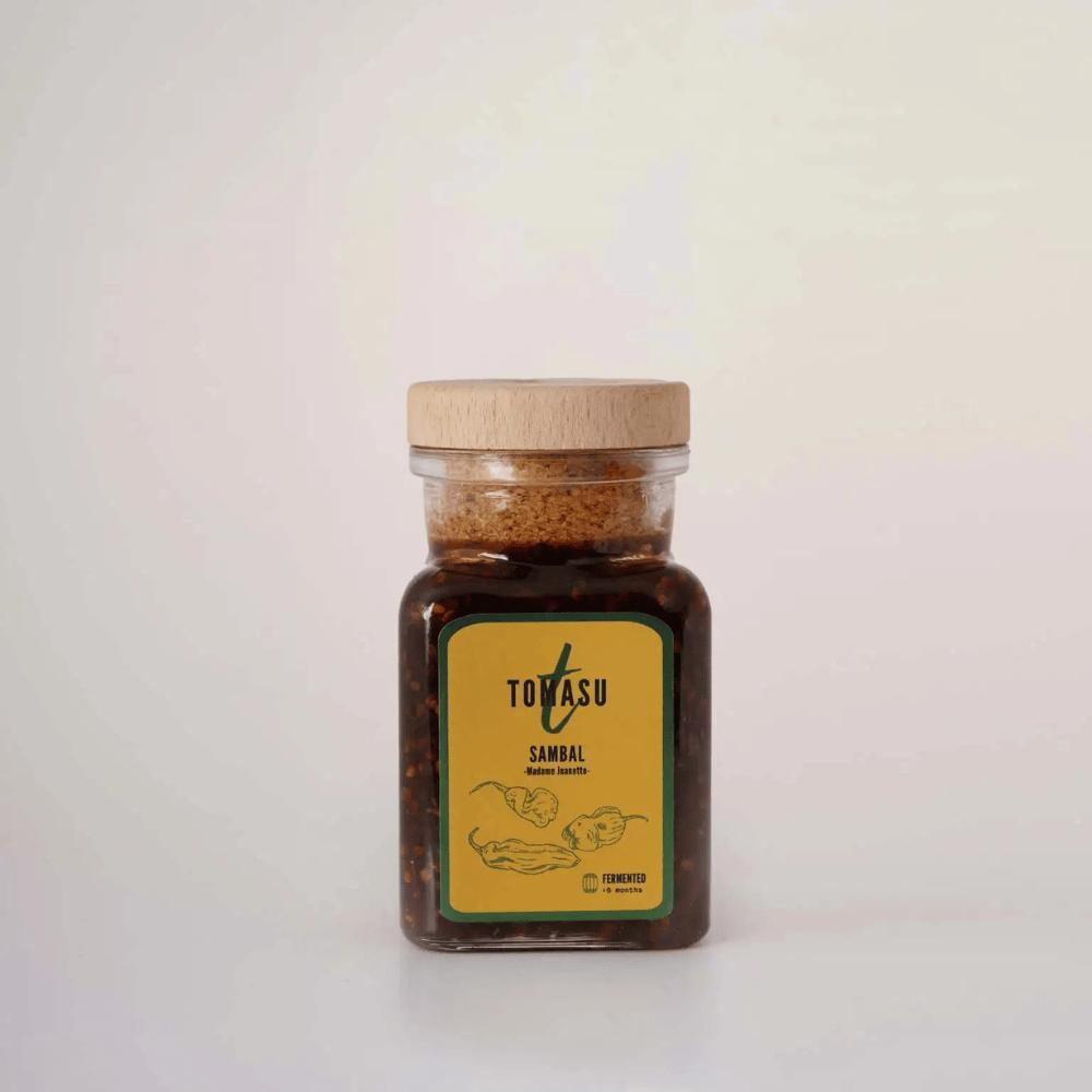 Glas mit Tomasu Sambal, fotografiert vor weißem Hintergrund. Limitierte Edition mit hausangebauten Chilis, exklusiv bei Miori.
