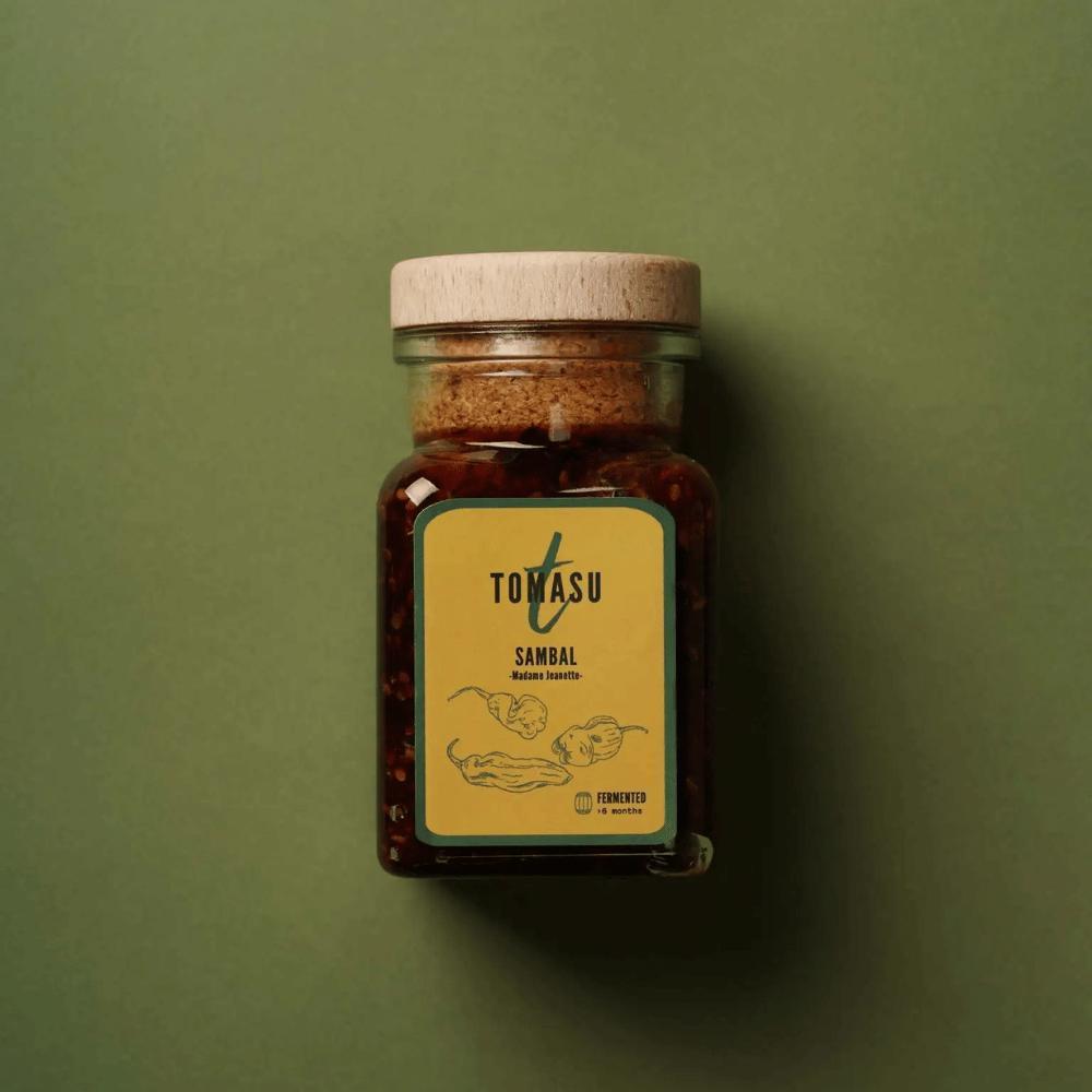 Glas mit Tomasu Sambal – fermentierte, scharfe Chilipaste aus hausangebauten Madame-Jeanette-Chilis. Exklusiv erhältlich bei Miori.