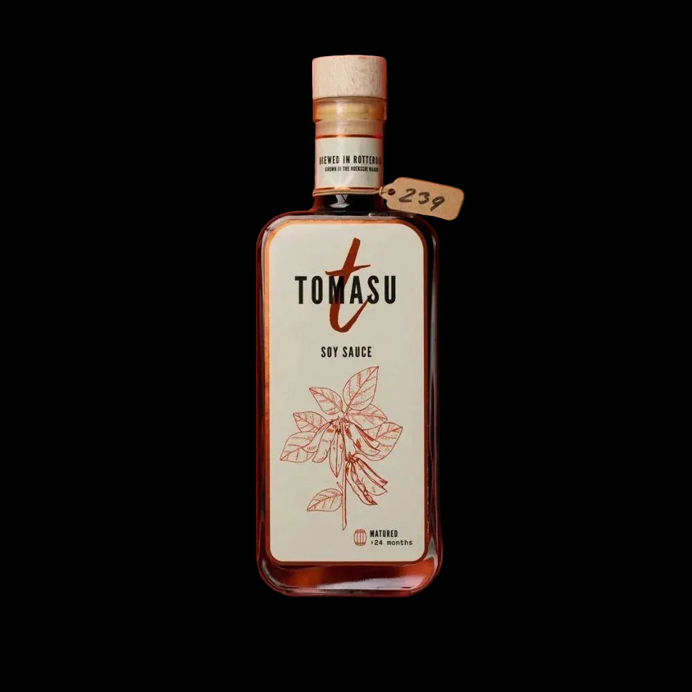 Tomasu Sojasauce 100 ml in der Glasflasche mit Holzkorken vor schwarzem Hintergrund, Etikett mit Sojapflanze, über 24 Monate gereift