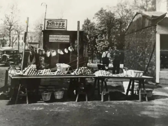 Historischer Marktstand der Familie Wilhelm als Ursprung der miori Feinkosttradition