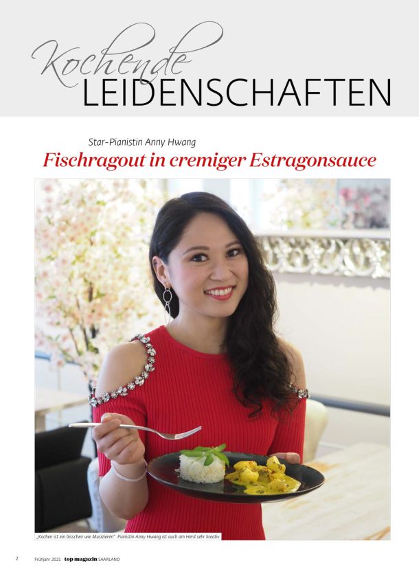 Eine Frau isst Fischragout. Aufschrift: Kochende Leidenschaften. Star-Pianistin Anny Hwang. Fischragout in cremiger Estragonsauce. 