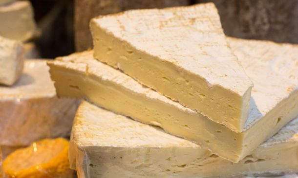 Brie de Meaux, feiner französischer Käse, auf einem eleganten Käsebrett präsentiert.