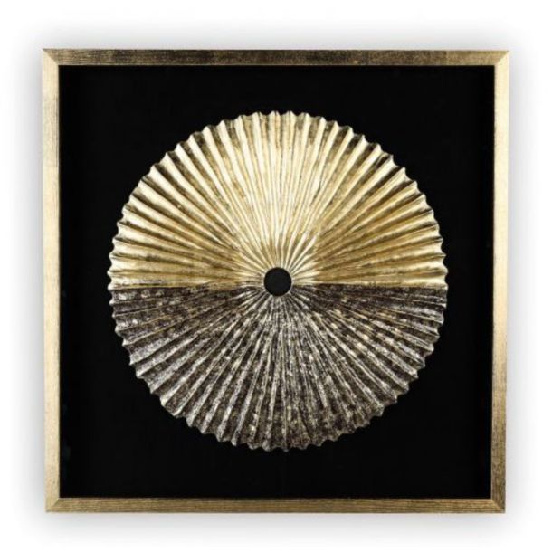 Goldenes Wandrelief in Muschelform mit strukturierter Oberfläche, präsentiert in einem schwarzen Rahmen mit goldener Umrandung als stilvolle Wanddekoration von miori