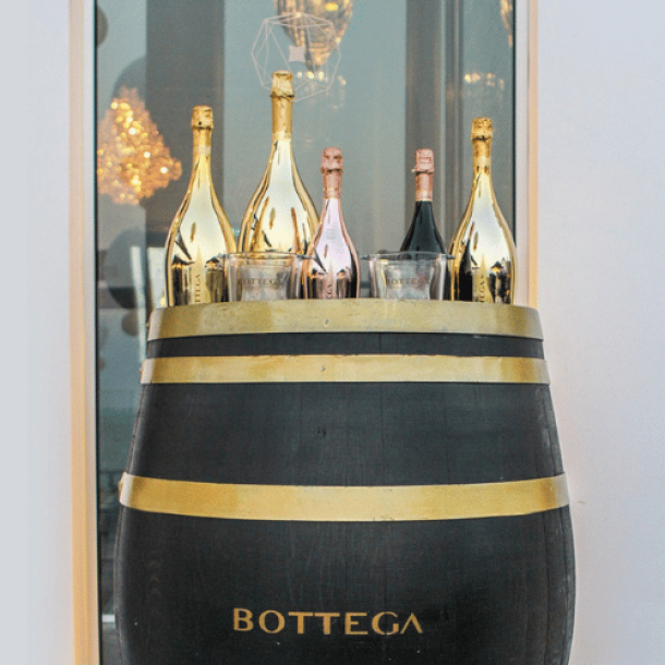 Proseccoflaschen von Bottega aus dem Veneto auf Bottega WEinfass. 