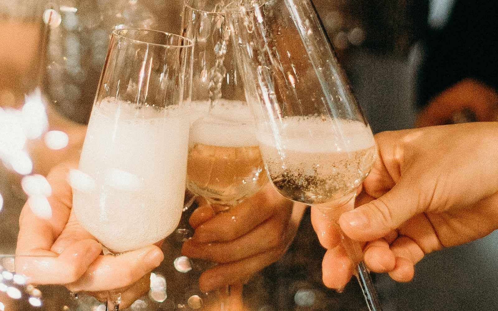 Champagnersortiment von miori - Menschen prosten sich mit Ihren Champagnergläser in Saarbrücken zu
