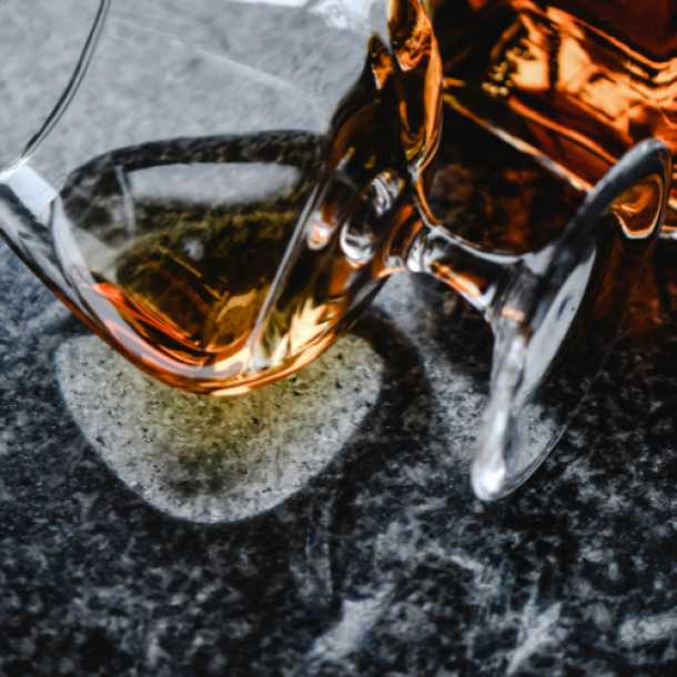 Glas mit feinem Cognac auf schwarzer Granitplatte präsentiert bei miori 