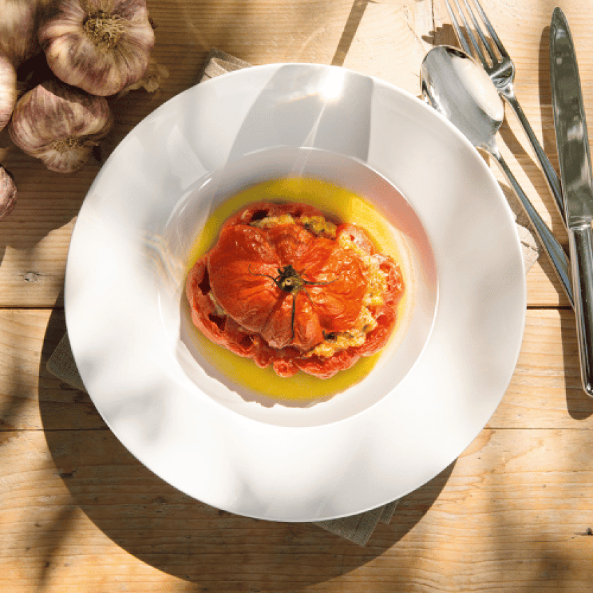 weisser Porzellanteller in mediterranem Stil und einer Tomate präsentiert bei miori im Geschirrsortiment 