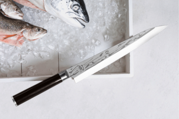 Shun pro Sho Messer von KAI präsentiert auf einem Brett mit frischen Fischen erhältlich bei miori in Saarbrücken