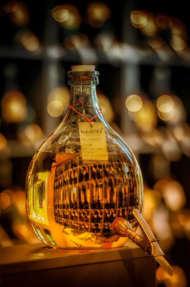Eine Flasche des hochwertigen Whisky MX Loydd, präsentiert im Laden von Miori in Saarbrücken. Die Flasche steht vor einem ansprechenden Hintergrund, wodurch ihre Qualität und Einzigartigkeit hervorgehoben wird.