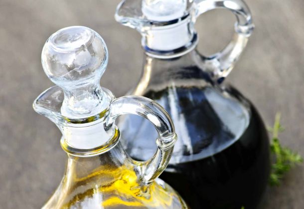 Olivenöl und Balsamico-Essig in nachfüllbaren Glasflaschen, bereit zum Abfüllen für Kunden, die ihre eigenen Behälter mitbringen