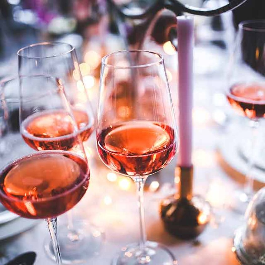 mehrere Gläser Rosé Wein bei miori 