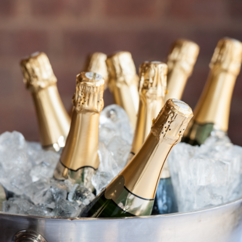 edle Champagnerflaschen präsentiert bei miori in einem silbernen Eiskübel.