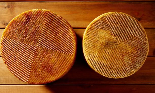 Auswahl verschiedener Manchego-Käsesorten aus Spanien, kunstvoll präsentiert