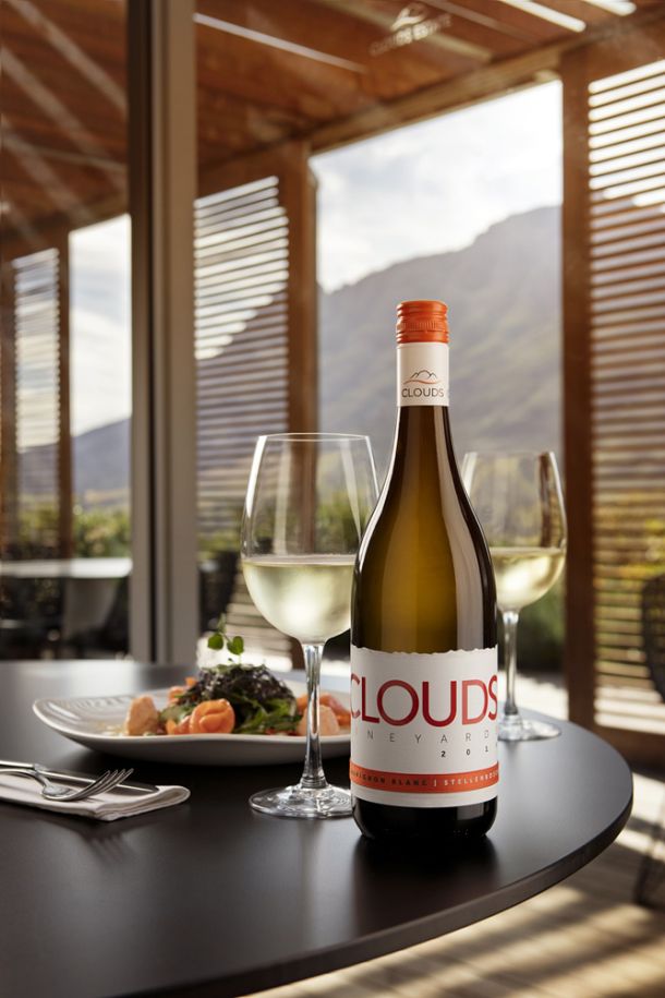 Cloudswein Chardonnay aus Südafrika in der sudafrikanischen Lodge auf einem Tisch