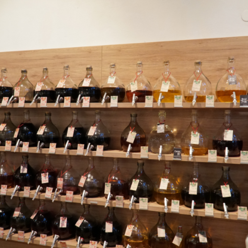 Entdecken Sie die vielseitige Auswahl an Spirituosen und LIkören bei Miori in Saarbrücken. Ideal zum Selbstbefüllen in eigene Flaschen. Ein einzigartiges Geschmackserlebnis