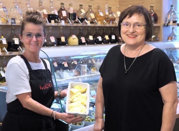 Gabriele Fontaine, Vizepräsidentin und Steuerberaterin, beim Einkauf an der Frischetheke, gezeigt mit Mitarbeiterin und frischer Pasta