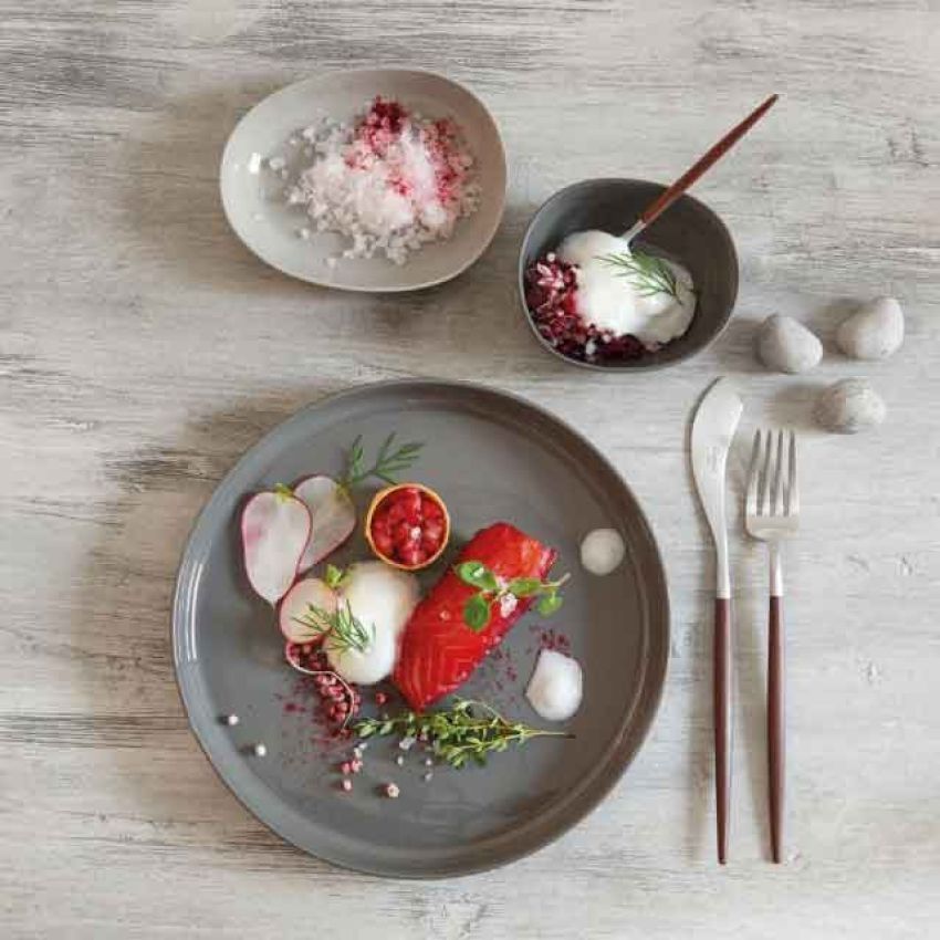 handgefertigtes Geschirr in modernen Grautönen mit besonderer Haptik symbolisiert das miori Tisch & Küche Sortiment