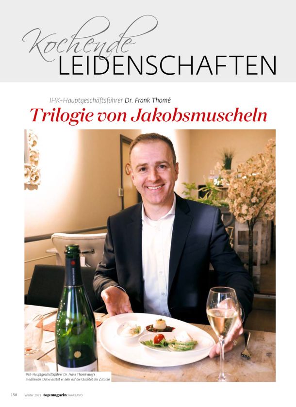 Mann im Restaurant. Aufschrift: Kochende Leidenschaften - Dr. Frank Thomé, Trilogie von Jakobsmuscheln