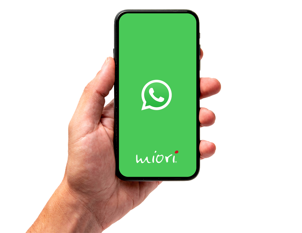 In der Hand wird ein Handy gehalten mit dem miori Whatsapp Kundenservice