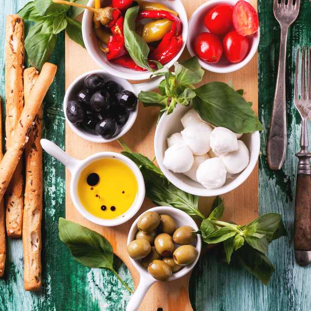 Verlockende Vielfalt an Antipasti: Oliven, Mozzarella, eingelegtes Gemüse und köstliche Kleinigkeiten bei miori erhältlich