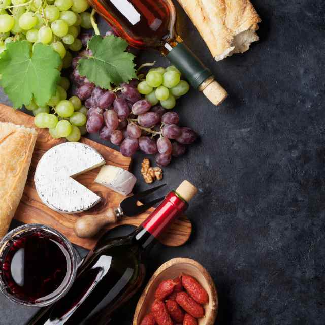 Französische Kulinarik: Eine Auswahl an exquisiten Käsesorten, delikaten Saucen, edlen Weinen und würzigen Salamis bei miori in Saarbrücken